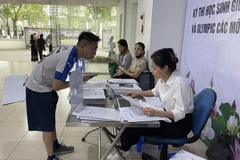 Chủ đầu tư dự án nhà ở xã hội Rice City Long Châu hướng dẫn người dân hoàn thiện hồ sơ mua nhà. 