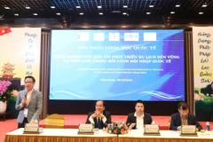 Đoàn chủ tịch điều hành hội thảo.