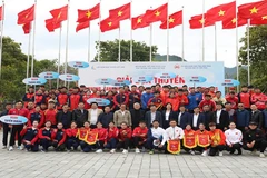 Ban tổ chức tặng cờ lưu niệm cho các đội tham gia giải.