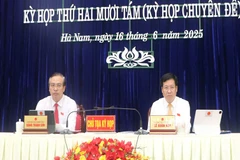 Các đồng chí Chủ tọa kỳ họp.