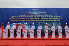 Phó Thủ tướng Trần Hồng Hà và các đại biểu thực hiện nghi thức khởi công Dự án Xây dựng khu tái định cư trên địa bàn phường Đồng Văn, tỉnh Ninh Bình.