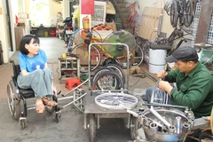 Chị Nga trao đổi với người đồng hành về ý tưởng thiết kế xe ba bánh cho người khuyết tật.