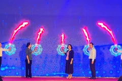 Lãnh đạo Cục Thương mại điện tử và Kinh tế số, Sở Công thương và Mặt trận Tổ quốc Việt Nam tỉnh Tây Ninh ấn nút khai mạc phiên chợ không dùng tiền mặt.