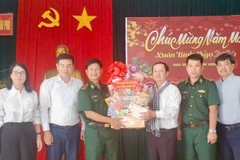 Đồng chí Huỳnh Thành Đạt, Phó Trưởng Ban Tuyên giáo và Dân vận Trung ương; đồng chí Thành Từ Dũ, Phó Trưởng Ban Tuyên giáo và Dân vận Tỉnh ủy Tây Ninh tặng quà cán bộ chiến sĩ Đồn Biên phòng Tân Phú.