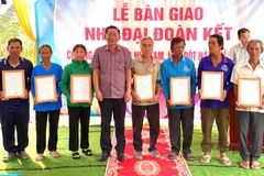 Lãnh đạo tỉnh Tây Ninh trao Quyết định bàn giao nhà Đại đoàn kết cho người dân