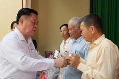Ủy viên Bộ Chính trị, Trưởng ban Tuyên giáo và Dân vận Trung ương Nguyễn Trọng Nghĩa trao quà cho gia đình chính sách.