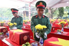 Các chiến sĩ cắm hoa, hương cho các Anh hùng liệt sĩ vừa được quy tập về với đất mẹ. 