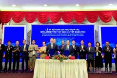 Phó Chủ tịch Ủy ban nhân tỉnh Tây Ninh Nguyễn Hồng Thanh (bên phải) trực tiếp ký kết bản ghi nhớ hợp tác với Chủ tịch điều hành tập đoàn YCH Robert Yap.