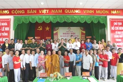 Đại tướng Nguyễn Trọng Nghĩa, Ủy viên Bộ Chính trị, Bí thư Trung ương Đảng, Ủy viên Thường vụ Quân ủy Trung ương, Chủ nhiệm Tổng cục Chính trị Quân đội nhân dân Việt Nam dự Ngày hội Đại đoàn kết toàn dân tộc tại khu phố Phú Nhơn, phường Long An, Tây Ninh.