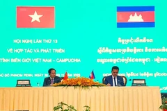 Phó Thủ tướng Chính phủ Việt Nam Bùi Thanh Sơn và Phó Thủ tướng Bộ trưởng Bộ Nội vụ Campuchia Sar Sokha, đồng chủ trì Hội nghị.