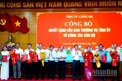 Bí thư Tỉnh ủy Nguyễn Văn Quyết trao 7 Quyết định của Ban Thường vụ Tỉnh ủy về việc điều động cán bộ.