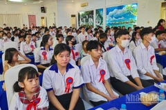 Con đoàn viên công đoàn vượt khó, học giỏi dự hội nghị tuyên dương.