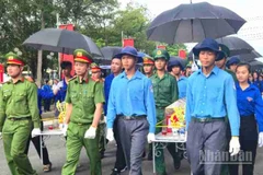 Cán bộ, chiến sĩ và thanh niên tình nguyện đưa hài cốt các Anh hùng liệt sĩ anh dũng hy sinh trên đất bạn Campuchia về nghĩa trang liệt sĩ Vĩnh Hưng - Tân Hưng an táng.