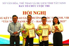Lãnh đạo Ban Tuyên giáo và Dân vận, Sở Văn hóa, Thể thao và Du lịch tỉnh Tây Ninh trao hoa và chứng nhận cho 2 tác giả đạt giải Nhất.