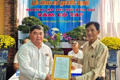 Lãnh đạo Hội sinh vật cảnh Tây Ninh trao Quyết định thành lập Chi hội Bonsai Vàm Cỏ Tây (Tây Ninh) cho Chi hội trưởng (phải).