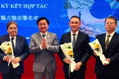 Bí thư Tỉnh ủy Tây Ninh Nguyễn Văn Quyết trao hoa cảm ơn các nhà đầu tư Nhật Bản đã ký kết các Biên bản thỏa thuận hợp tác với Tây Ninh.