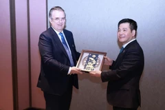 Bộ trưởng Công thương Nguyễn Hồng Diên và Bộ trưởng Kinh tế Mexico, ông Marcelo Ebrard Casaubon.