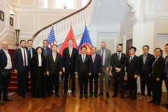 Bộ trưởng Công thương Nguyễn Hồng Diên và lãnh đạo các doanh nghiệp thuộc FDRA. (Ảnh: NGUYÊN MINH)