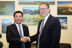 Bộ trưởng Công thương Nguyễn Hồng Diên và Hạ nghị sĩ Adrian Smith (bang Nebraska, Đảng Cộng hòa). (Ảnh: NGUYÊN MINH)