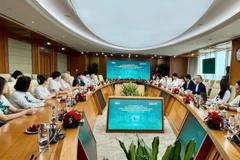 Đại diện Cục Thương mại điện tử và Kinh tế số (Bộ Công thương) và Ngân hàng Thương mại Cổ phần Đầu tư và Phát triển Việt Nam (BIDV) tại Lễ ký kết Biên bản ghi nhớ hợp tác.
