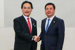 Bộ trưởng Công thương Việt Nam Nguyễn Hồng Diên và ông Kazuchita Iwata, Quốc vụ khanh Văn phòng Nội các Nhật Bản.