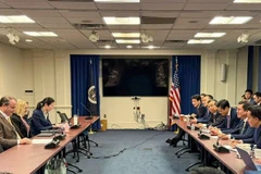 Thứ trưởng Công thương, Phó Trưởng Đoàn đàm phán Chính phủ Nguyễn Sinh Nhật Tân làm việc với phía Hoa Kỳ trong phiên đàm phán kỹ thuật.