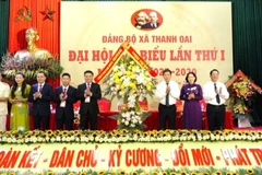 Phó Chủ tịch Ủy ban nhân dân thành phố Hà Nội Dương Đức Tuấn tặng hoa chúc mừng Đại hội Đảng bộ xã Thanh Oai. 