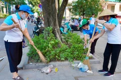 Người dân phường Giảng Võ, thành phố Hà Nội tham gia tổng vệ sinh môi trường. 