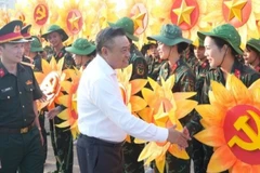 Chủ tịch thành phố Hà Nội động viên lực lượng đang tập luyện tại sân bay Bạch Mai.