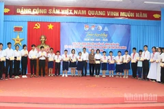 Học sinh có hoàn cảnh khó khăn, hiếu học tỉnh Vĩnh Long nhận học bổng Vừ A Dính.