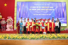 Các tân Phó Giáo sư chụp ảnh lưu niệm cùng các đồng chí lãnh đạo tỉnh, Trường đại học Trà Vinh.