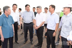 Lãnh đạo tỉnh Đồng Tháp thăm hỏi, động viên các đơn vị thi công cao tốc Cao Lãnh-An Hữu giai đoạn 1.