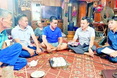 Lãnh đạo xã Bạch Thông và đoàn công tác đi rà soát từng trường hợp cụ thể ở thôn, bản.