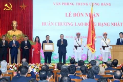 Tổng Bí thư Tô Lâm trao Huân chương Lao động hạng Nhất tặng Văn phòng Trung ương Đảng. (Ảnh ĐĂNG KHOA)