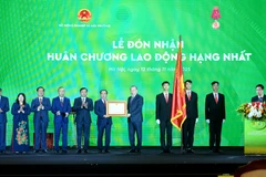 Tổng Bí thư Tô Lâm trao Huân chương Lao động hạng Nhất tặng Bộ Nông nghiệp và Môi trường. (Ảnh: ĐĂNG KHOA)