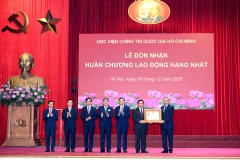 Tổng Bí thư Tô Lâm trao Huân chương Lao động hạng Nhất tặng Học viện Chính trị Quốc gia Hồ Chí Minh. (Ảnh ĐĂNG KHOA)