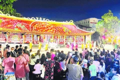 Lần đầu Hải Phòng có sản phẩm du lịch đêm, kết hợp giữa di sản văn hóa, kiến trúc và công nghệ, mang lại trải nghiệm thú vị cho du khách. (Ảnh XUÂN TRƯỜNG)