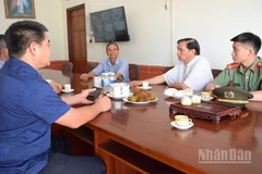 Lực lượng Công an xã Nhân Cơ trao đổi với Ban Chỉ đạo mô hình “Giáo xứ Nhân Cơ an toàn về an ninh, trật tự”.