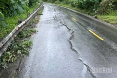 Mặt đường Quốc lộ 28, khu vực đèo 52, địa phận xã Quảng Sơn, tỉnh Lâm Đồng xuất hiện vết nứt lớn kéo dài, có nguy cơ sạt lở làm ảnh hưởng đến hoạt động của các phương tiện giao thông.