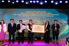 Lãnh đạo Sở Văn hóa, Thể thao và Du lịch tỉnh Lâm Đồng trao Bằng xếp hạng di tích cấp tỉnh đối với Danh lam thắng cảnh Núi lửa Nâm Kar cho Đảng ủy xã Quảng Phú.