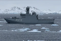 Tàu Hải quân Hoàng gia Đan Mạch tuần tra quanh đảo Greenland ngày 16/3/2025. (Ảnh: AA)