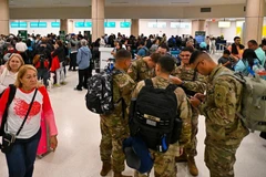 Hành khách chờ đợi tại Sân bay Quốc tế Luis Munoz Marin tại Carolina, Puerto Rico, khi các chuyến bay bị hủy bỏ sau hành động quân sự của Mỹ tại Venezuela, ngày 3/1. (Nguồn: TTXVN/AFP)