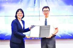 Phó Chủ tịch Ủy ban nhân dân Thành phố Hồ Chí Minh Trần Thị Diệu Thúy trao quyết định cho Trung tâm INOMAR tham gia Đề án CoE. (Ảnh KHẮC HIẾU)