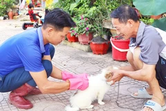 Cán bộ Trung tâm Dịch vụ nông nghiệp huyện Điện Biên Đông đến từng gia đình để tiêm vắc-xin phòng bệnh dại cho chó, mèo.