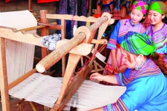 Hiện nay, so với các dân tộc khác, dân tộc H’Mông còn giữ được nhiều phong tục, tập quán độc đáo. Một trong những nét đẹp đó là việc dệt vải, thêu, may các bộ trang phục, rực rỡ đậm bản sắc của dân tộc mình.