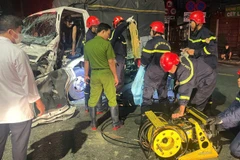 Lực lượng chức năng nhanh chóng triển khai các phương án cứu nạn để đưa nạn nhân ra khỏi cabin. (Ảnh: Công an cung cấp)