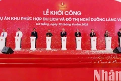 Phó Thủ tướng Thường trực Chính phủ Nguyễn Hoà Bình cùng các đại biểu bấm nút khởi công Khu phức hợp du lịch và đô thị nghỉ dưỡng Làng Vân. (ẢNH: ANH ĐÀO)