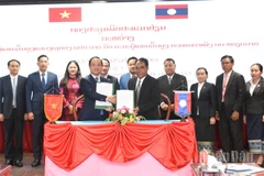 Ban chỉ đạo Công tác biên giới thành phố Đà Nẵng và Ban chỉ đạo công tác biên giới tỉnh Sekong đã ký kết Biên bản cuộc họp. (Ảnh: ANH ĐÀO)