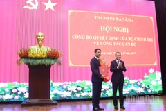Đồng chí Lê Minh Hưng, Ủy viên Bộ Chính trị, Bí thư Trung ương Đảng, Trưởng ban Tổ chức Trung ương trao quyết định của Bộ Chính trị và tặng hoa chúc mừng đồng chí Lê Ngọc Quang. (Ảnh: ANH ĐÀO)