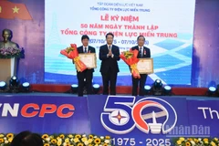 Ông Ngô Xuân Thắng, Phó Bí thư Thành ủy Đà Nẵng thừa ủy quyền Chủ tịch nước, trao Huân chương Lao động hạng Ba cho ông Trình Trung Phương và ông Lê Duy Anh Tuấn. (Ảnh: ANH ĐÀO)